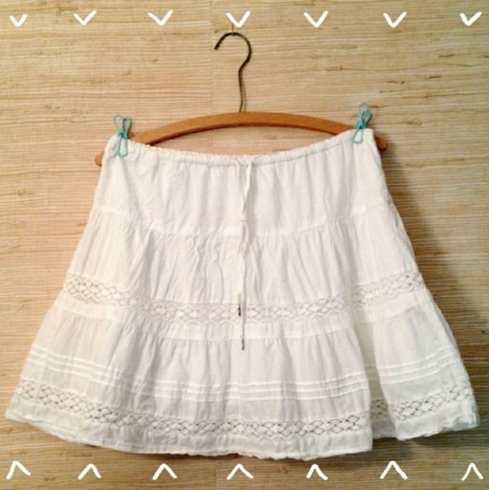 Adorable bright white hollister mini skirt